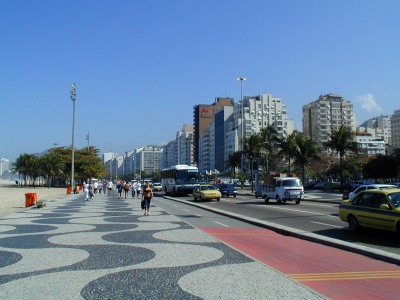 [ Silnice lemujc pobe. Vlevo je pl Copacabana. Stylizovan vlnky na chodnku se staly jednm za symbol Ria de Janeira. ]