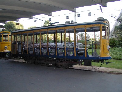 [ Starodvn tramvaj pendluje mezi centrem msta a tvrt umlc Santa Tereza. Dnes slou hlavn jako atrakce pro turisty. ]