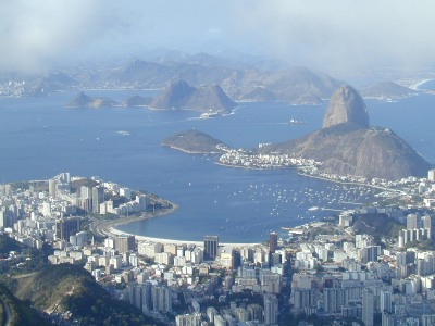 [ Pohled z vrchu Corcovado od sochy Krista na zliv Botafogo. Vpravo dominuje Homole cukru. ]