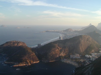 [ Copacabana v pozdnm odpoledni. Pod nmi se nachz pl Urca (se sochou Fryderik Chopina) a nstupn stanice lanovky. ]