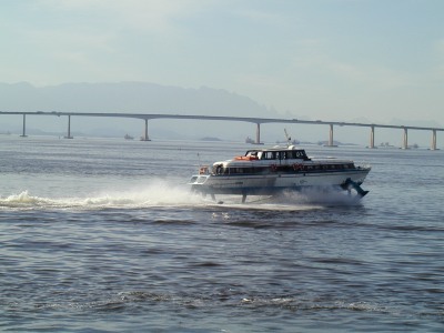 [ Nejrychlej lodn doprava pes zliv Guanabara. Nemete pehldnout nejdel most Jin Ameriky peklenejc zliv. ]