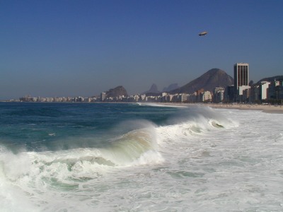 [ Pl Copacabana. Nedlouho ped mm odletem se moe pkn rozdovdlo. Na obzoru nejmodernj vyhldkov vzducholo firmy Goodyear. ]
